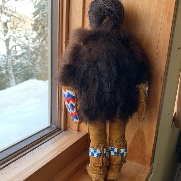 Inuit Art handmade DOLL, Sewn Face, Articulated Nose, Hair, Zipper, Fur, 9” - Picture 4 of 5